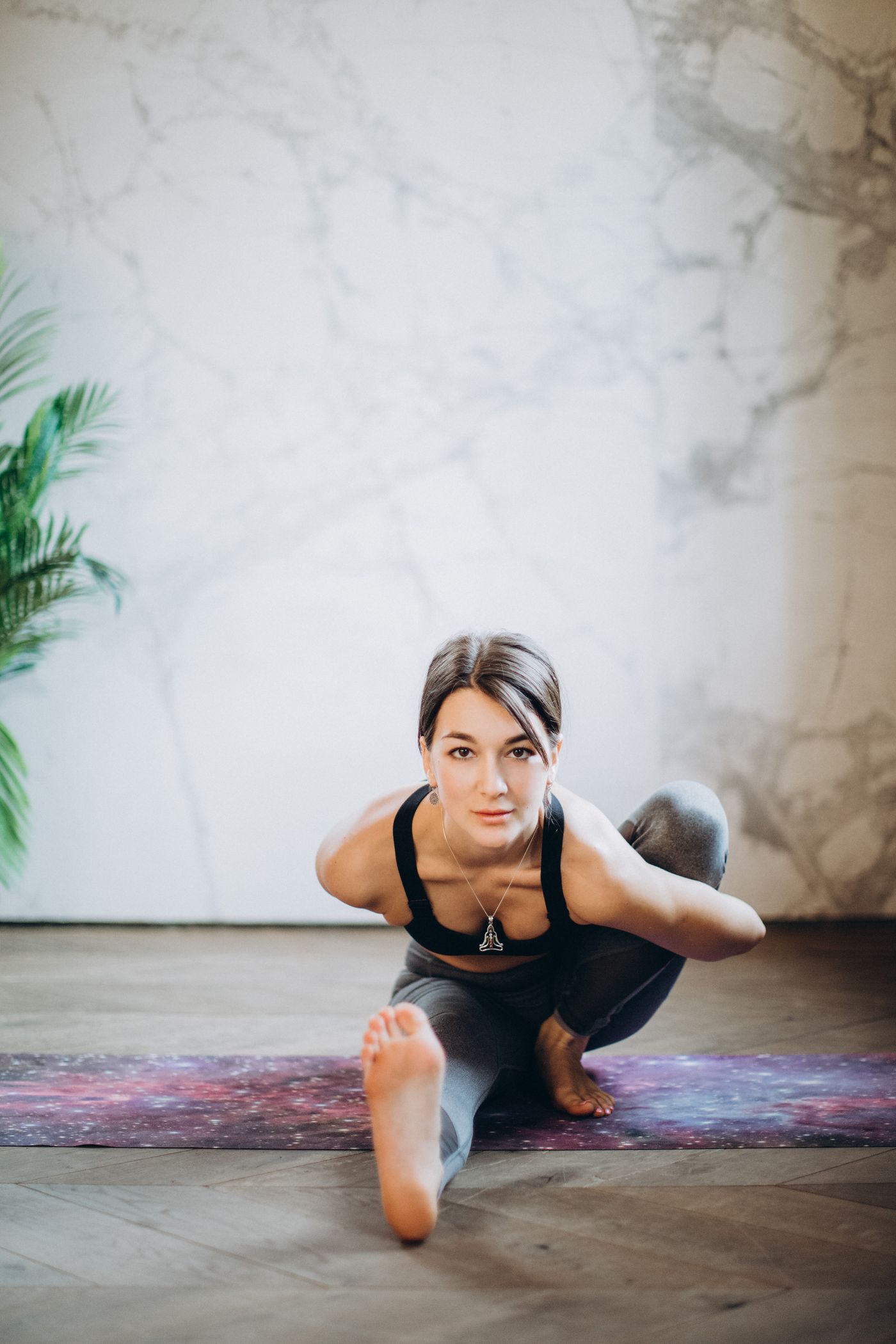 Vinyasa Flow in goldenem Licht